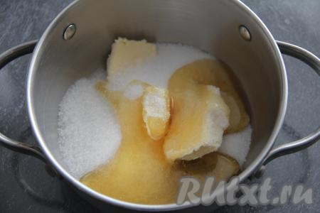 В кастрюлю влить мёд (мёд должен быть жидким, если у вас засахаренный, тогда заранее прогрейте его, например, на водяной бане), добавить сахар и сливочное масло, поставить на небольшой огонь.