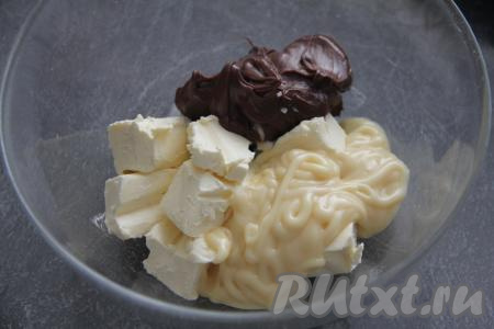 Соединить в миске сливочное масло комнатной температуры, сгущёнку и шоколадную пасту.