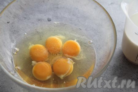 В глубокую миску влить яйца, сюда же добавить соль.