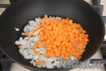 Затем выложить морковь, перемешать и обжаривать овощи вместе 4-5 минут, периодически помешивая.