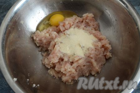 В получившийся куриный фарш добавить манку, сырое яйцо и соль по вкусу.