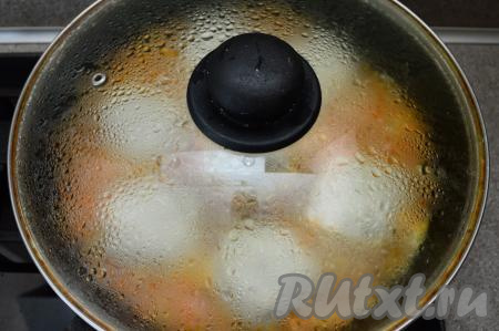 После закипания воды сделать огонь минимальным, накрыть сковороду крышкой и готовить куриные котлеты на пару 15 минут.