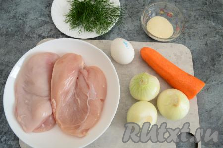 Подготовить продукты для приготовления куриных котлет на пару в сковороде. Лук и морковь очистить. Укроп (или другую зелень) и куриное филе промыть водой, обсушить.