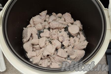 Выставить на мультиварке режим "Жарка" и обжарить мясо, иногда помешивая, до изменения цвета со всех сторон (обычно индейка меняет цвет с розового на белый в течение 4-5 минут).