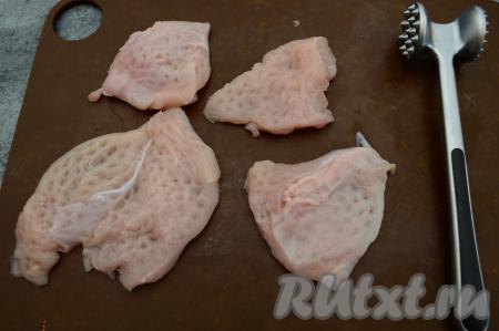 При помощи кулинарного молоточка отбить куриное мясо до толщины 1 сантиметра. Я отбиваю с одной стороны.