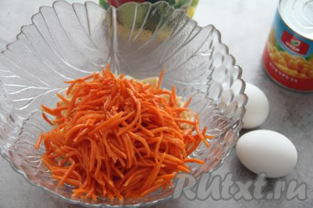 Если полоски моркови длинные, тогда разрежьте их на 3-4 части. Добавить морковку к сыру.