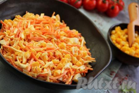 Вкусный, яркий, пикантный салат, приготовленный с сыром "Косичка", яйцами и кукурузой, подать к повседневному или праздничному столу.