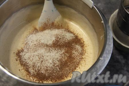 Миксером взбить яйца с сахаром в течение минут 5-7 (до пышного состояния). Затем добавить какао, крахмал и соль, частями начать всыпать просеянную муку, перемешивая тесто для коржа лопаткой движениями снизу вверх. Добавляя муку, учитывайте, что тесто должно получиться в меру густым и воздушным.