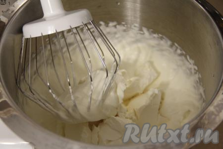 К взбитым сливкам выложить творожный сыр, перемешать крем на небольших оборотах миксера до однородности.