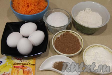 Подготовить продукты для приготовления шоколадно-морковного торта. Морковь почистить и натереть на мелкой тёрке.