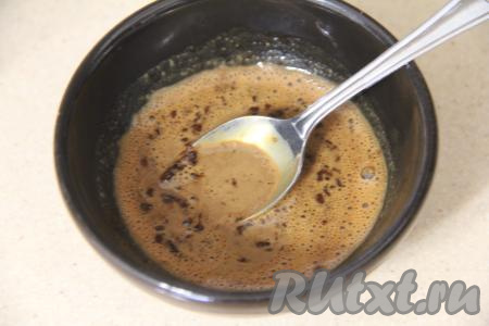 Растворимый кофе развести в 2 столовых ложках воды и влить в крем. При желании этот этап можно пропустить, приготовив крем без добавления кофе, растворённого в воде.