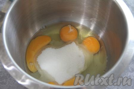 Прежде всего испечём бисквитный корж, для этого в чаше миксера нужно соединить яйца, ванильный сахар и обычный сахар.