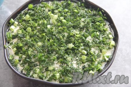 Зелень мелко нарезать и щедро посыпать верх салата.