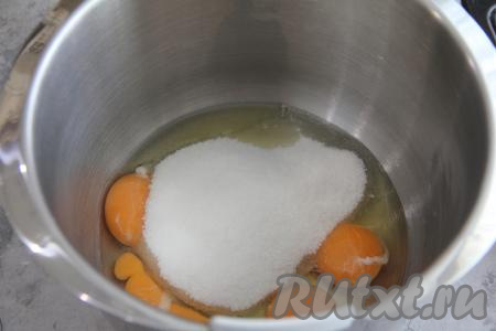 В чашу миксера вбить яйца, сразу всыпать соль и сахар, взбить миксером до пышного и светлого состояния (на взбивание обычно требуется минут 5-7).