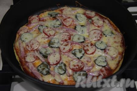 Готовить пиццу на тортилье минут 7, за это время сыр полностью расплавится.
