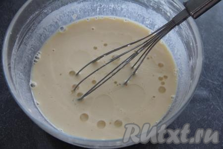 Затем влить растительное масло и перемешать. Тесто для выпечки блинов должно получиться не густым, как жидкий кефир.