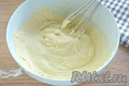 Тесто для венских вафель, замешанное на маргарине, должно получиться густым, вязким, однородным. Даём тесту постоять 10-15 минут.