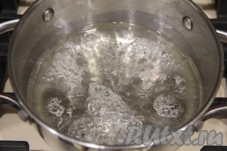 В кастрюлю влить воду и растительное масло, добавить соль. Поставить кастрюлю на огонь и довести смесь воды и масла до кипения.