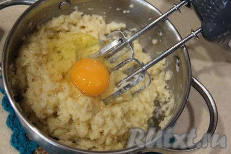 Затем начать добавлять в кастрюлю с заварной массой по одному яйцу, каждый раз тщательно вмешивая его в тесто. Я перемешивала тесто с помощью миксера, включив его на низкую скорость.