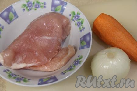 Очистить лук и морковь. Куриное филе промыть водой, затем обсушить.