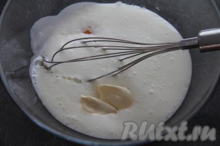 Затем в смесь кефира и соды выложить майонез, добавить сырые яйца, соль и сахар, перемешать венчиком до однородности.