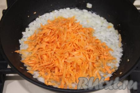 Морковку натереть на крупной тёрке и переложить к обжаренному луку, перемешать и обжаривать, не забывая иногда перемешивать, в течение 5 минут на сковороде (или в мультиварке на режиме "Жарка").
