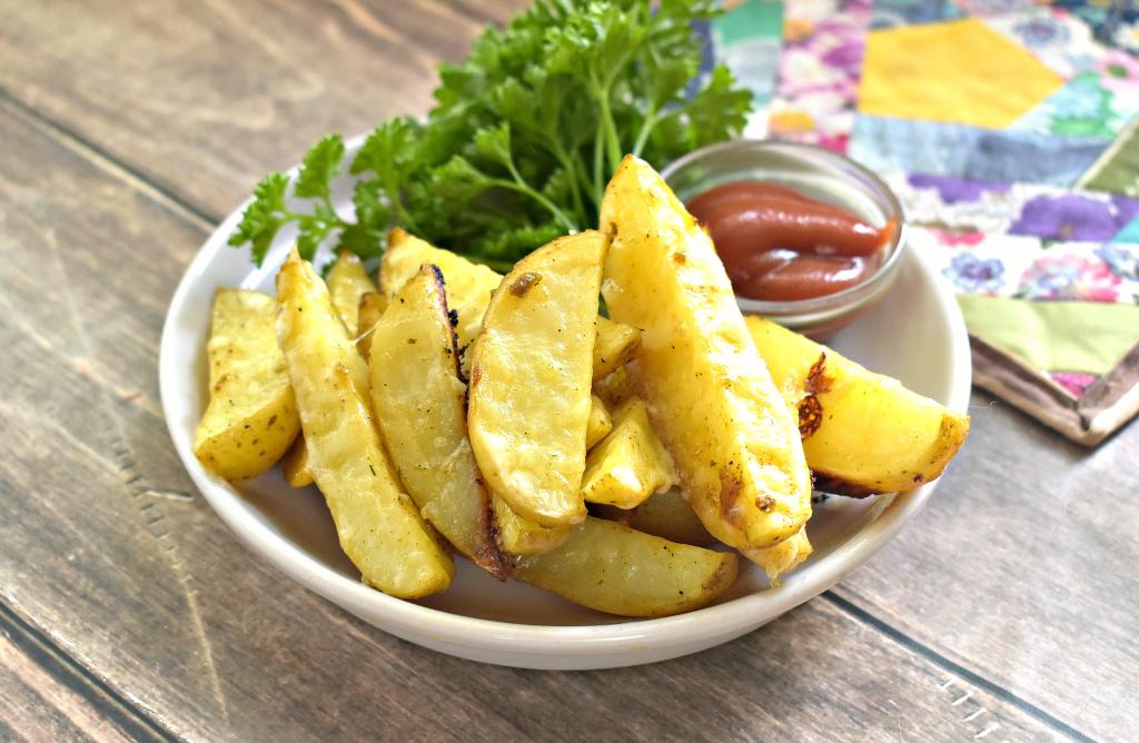 Дольки картошки с сыром, чесноком и майонезом, запеченные в духовке - вкусный рецепт с фото