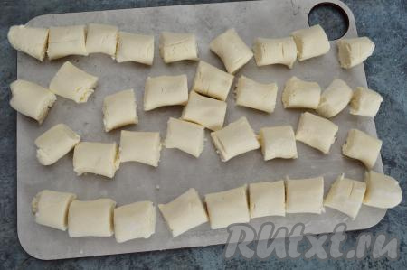 Разрезать каждую колбаску на кусочки длиной 2-3 сантиметра.