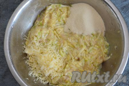 Твёрдый сыр натереть на средней тёрке. Всыпать в миску манку и 1/3 натёртого сыра (2/3 сыра будем использовать в конце приготовления запеканки), посолить по вкусу.