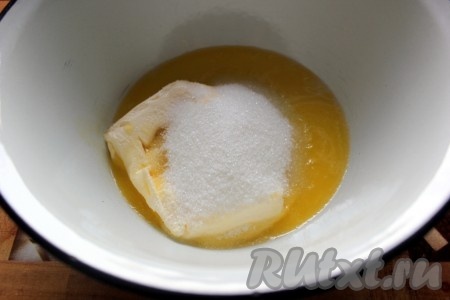 В миске соедините размягченное сливочное масло, сахар и ванильный сахар.
