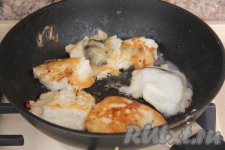 Жарить зубатку в кляре на среднем огне с двух сторон до золотистого цвета. Рыбка жарится на сковороде очень быстро, примерно, по 2-3 минуты с каждой стороны.