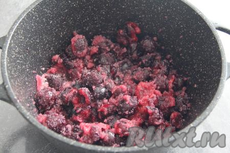 Перемешать ягоды с сахаром и поставить на небольшой огонь.