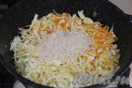 Обжарить капусту в течение 5 минут, иногда перемешивая. За это время капуста прогреется и слегка обмякнет. Всыпать промытый рис.