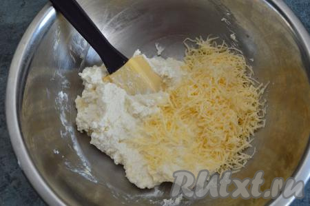 Твёрдый сыр натереть на мелкой тёрке и выложить в миску к творожной массе.
