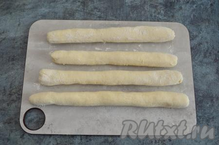 На припылённой мукой доске скатать из каждой части теста колбаску толщиной 2-2,5 сантиметра.