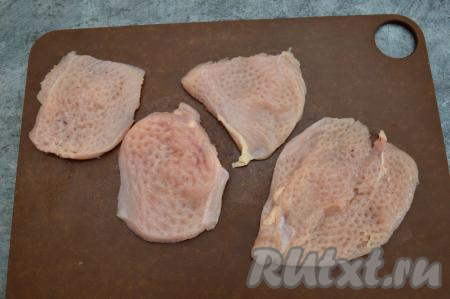 Отбить кусочки мяса кулинарным молоточком с одной стороны до толщины 0,5 сантиметра.