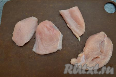 Куриное филе промыть водой, обсушить, нарезать на кусочки толщиной 1-1,5 сантиметра.