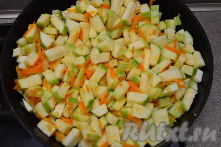 Выложить кусочки кабачков в сковороду к обжаренным морковке с луком, перемешать, посолить по вкусу.