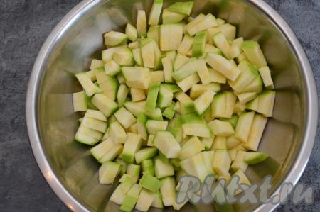 Пока овощи обжариваются, нарезать кабачок на небольшие кубики (размером примерно 1 на 2 сантиметра).