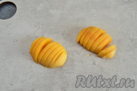 Абрикосы разделить на половинки, удаляя косточки. Половины абрикосов острым ножом разрезать на тонкие кусочки.