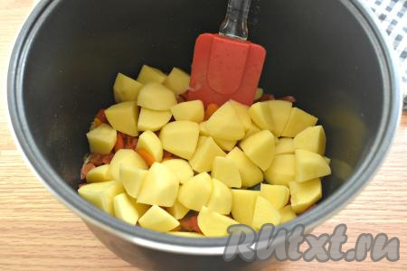 Картошку очищаем, нарезаем на крупные кубики и выкладываем к обжаренным овощам в чашу мультиварки.