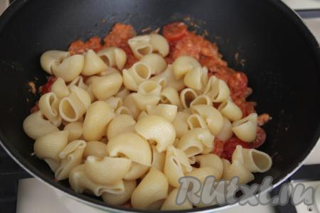 Обжаривать яично-томатную массу 2 минуты, иногда помешивая. Добавить отваренные макароны в сковороду.