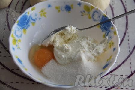 Для приготовления начинки соединить творожный сыр, сахар и яйцо.