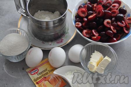 Подготовить продукты для приготовления пирога с черешней в мультиварке. Черешню вымыть, удалить веточки и косточки. Для приготовления пирога потребуется 500 грамм ягод без косточек.