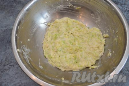 Затем всыпать частями муку, тщательно вмешивая её. Нужно добиться, чтобы кабачково-сырное тесто стало достаточно густым и вязким, с ложки стекать оно не должно.