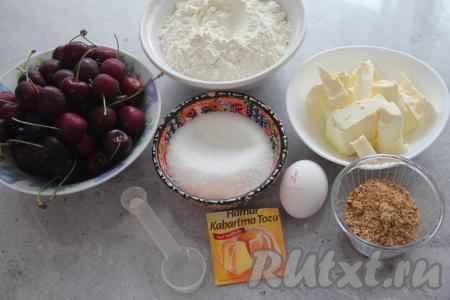 Подготовить продукты для приготовления песочного пирога с черешней. Черешню вымыть, убирая веточки. Затем из ягод вынуть косточки. 