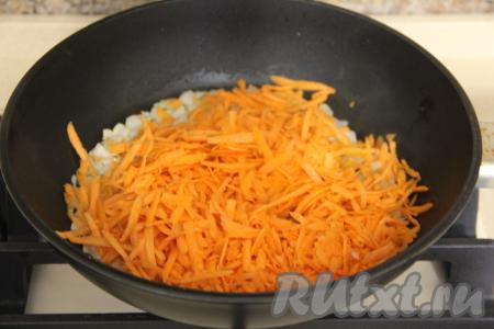 Когда лук станет прозрачным, выложить натёртую на крупной тёрке морковку, перемешать и обжаривать овощи, периодически помешивая, до мягкости моркови (минут 5).