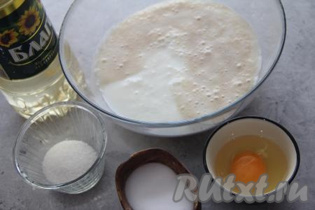 В миску с опарой влить кефир комнатной температуры, добавить сырое яйцо, оставшийся сахар и щепотку соли, перемешать массу.