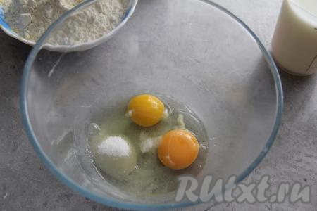  Соединить яйца, соль и сахар в глубокой миске, перемешать венчиком.