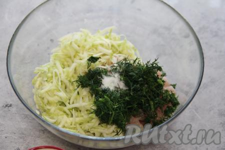 В миску с нарубленным мясом и кабачками добавить мелко нарезанный укроп и соль.